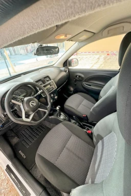 Un interior automotriz impecable que resalta la calidad del servicio de limpieza y detallado. Interior de un automóvil limpio y bien cuidado, mostrando asientos y tapicería en excelente estado.