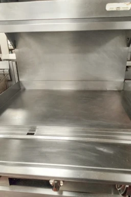 Plancha industrial diseñada para un rendimiento óptimo en el planchado de grandes volúmenes de ropa. Plancha industrial de gran tamaño, ideal para el uso en lavanderías y servicios de planchado profesional.